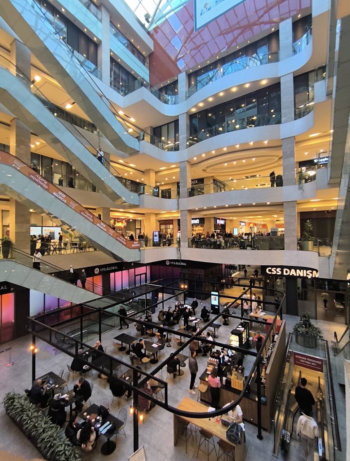 Astoria alışveriş merkezindeki restoran ve kafeler