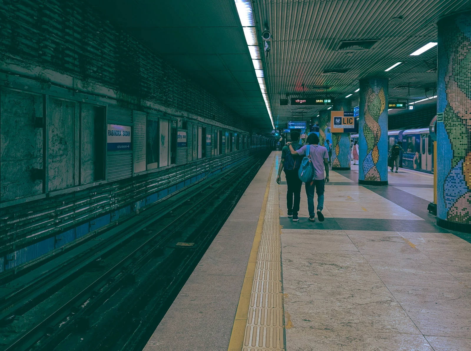 Metro peronundaki yolcular